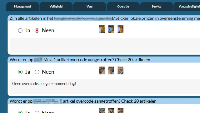 Mystery shopper vult de checklist in op zijn gsm, met foto's per vraag